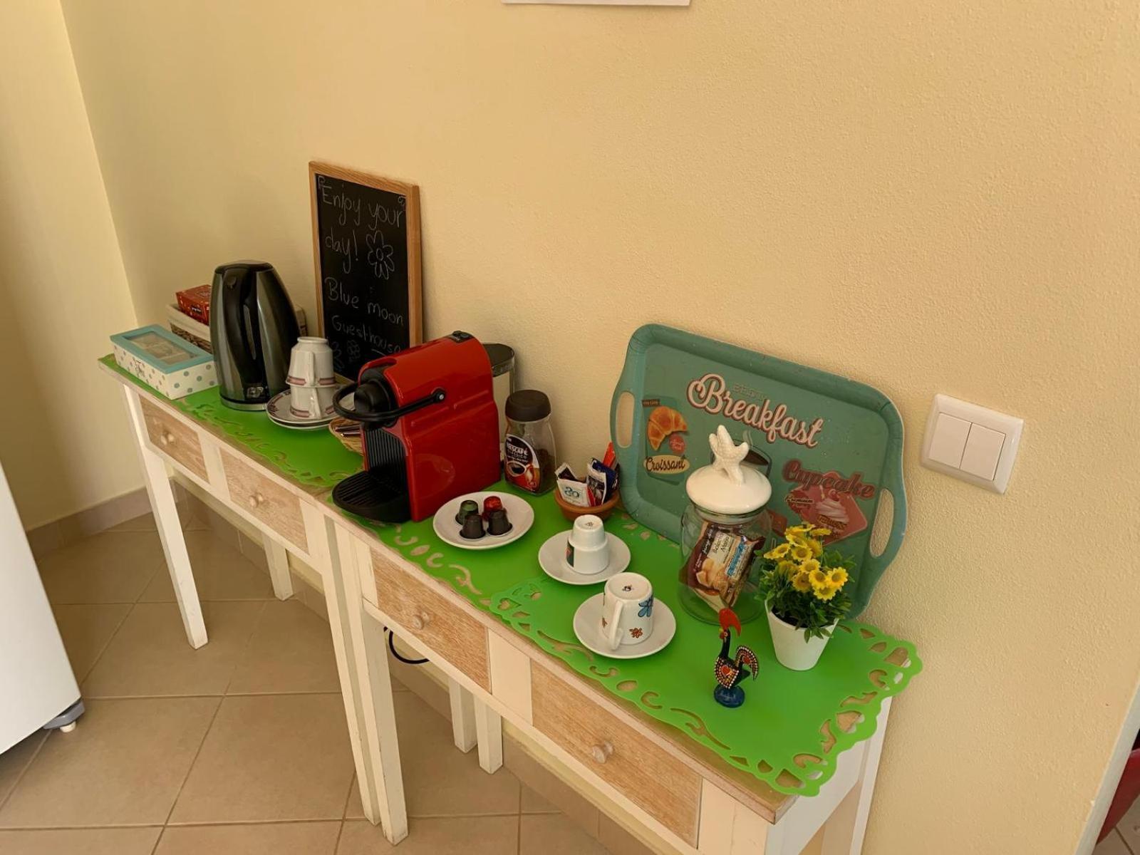 Blue Moon Guesthouse Лагос Екстериор снимка